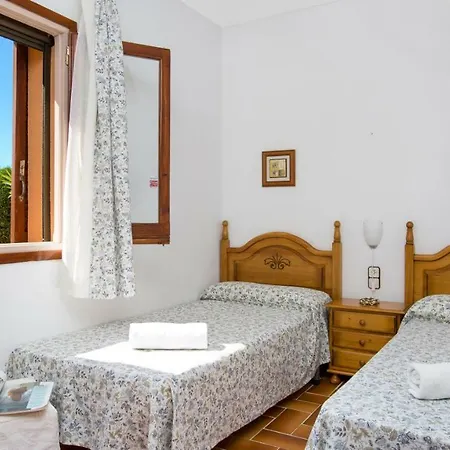 Villa Sleeps 14 *