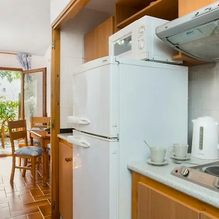 Villa Sleeps 14 *