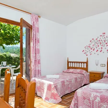 Villa Sleeps 14 *
